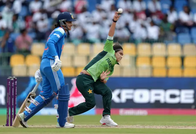 Fatima Sana bowls to Smriti Mandhana