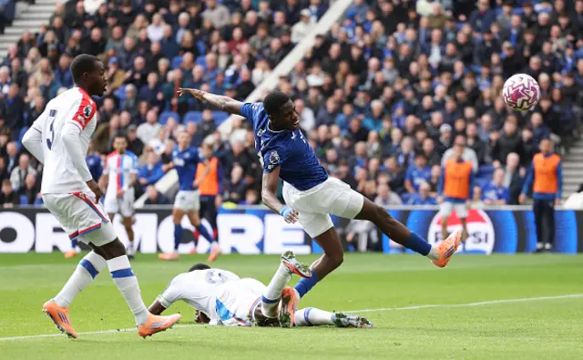Thierno Barry of Everton shoots whilst under pressure from Marc Guehi