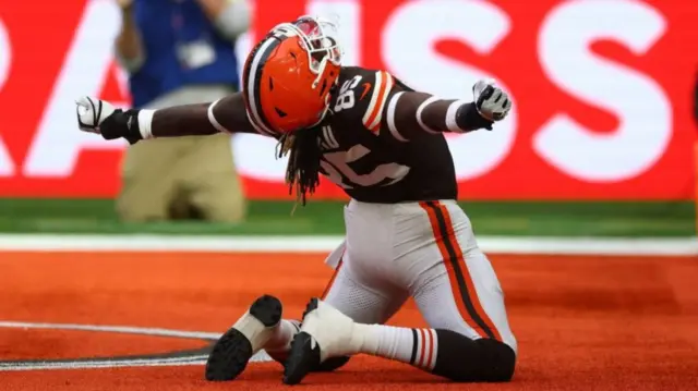 David Njoku celebrates scoring a touchdown for the Cleveland Browns against the Minnesota Vikings