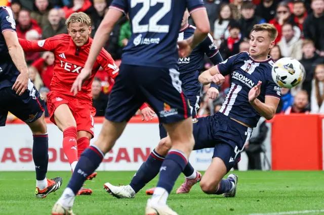 Jesper Karlsson scores for Aberdeen