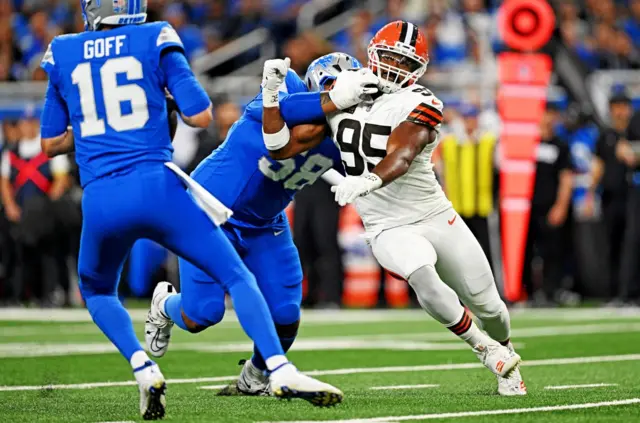 Penei Sewell trying to block Myles Garrett