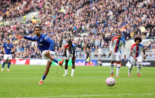 Iliman Ndiaye of Everton scores