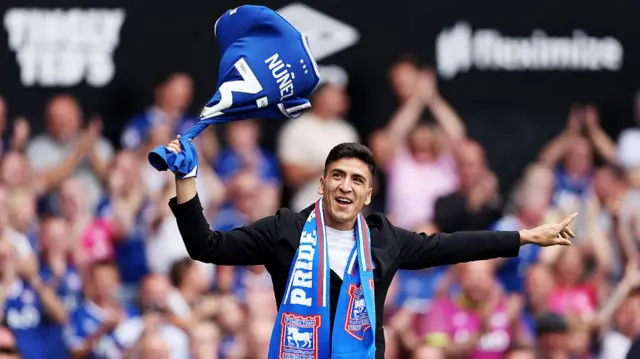 Marcelino Nunez unveiled at Ipswich