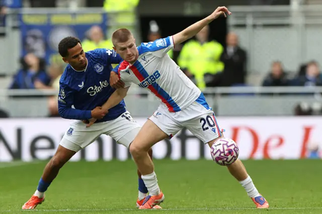 Iliman Ndiaye (L) vies with Crystal Palace's English midfielder Adam Wharton