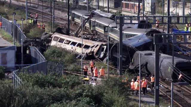 Ladbroke Grove train crash - carriages on the ground