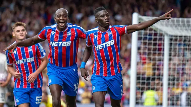 Ismaila Sarr celebrates with Jean-Philippe Mateta