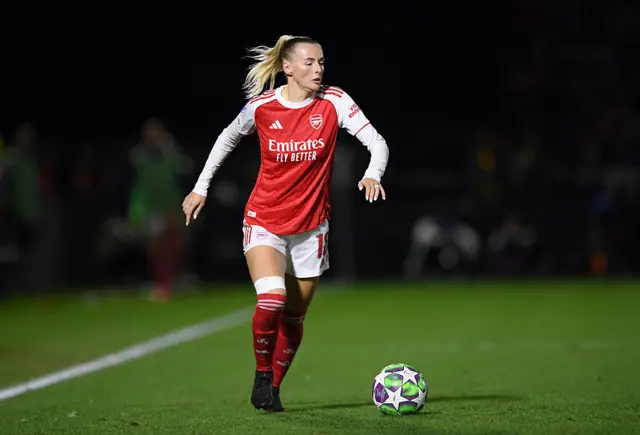Chloe Kelly of Arsenal runs with the ball during the UEFA Women's Champions League 2025/26 league phase match between Arsenal FC and OL Lyonnesat Meadow Park on October 07, 2025 in Borehamwood, England.
