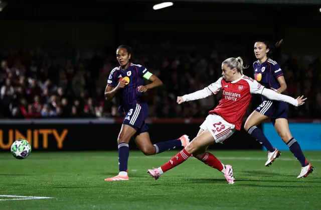 Alessia Russo of Arsenal scores her team's first goal