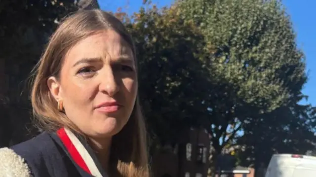 A close-up picture of a woman