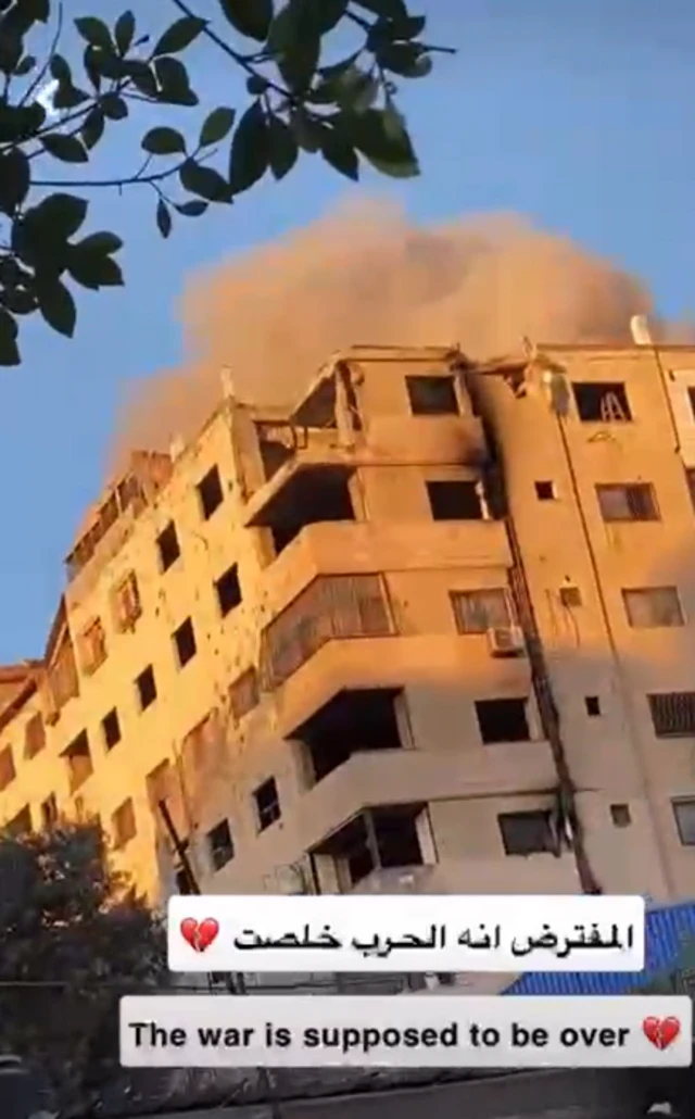 Khói bốc lên từ một tòa nhà ở Gaza