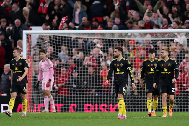 Manchester United look dejected