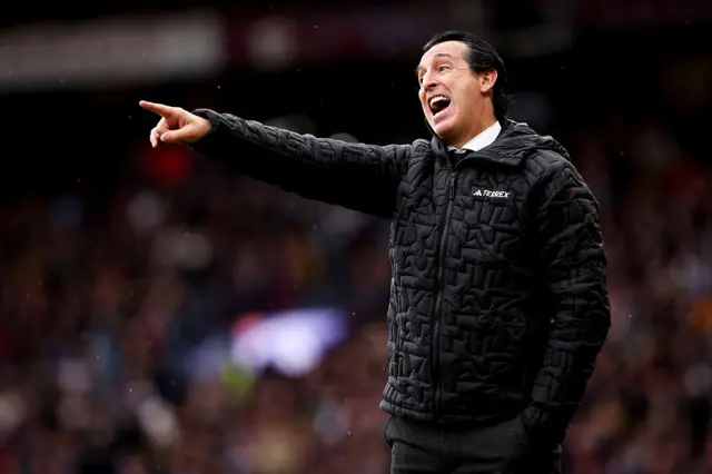 Unai Emery pointing