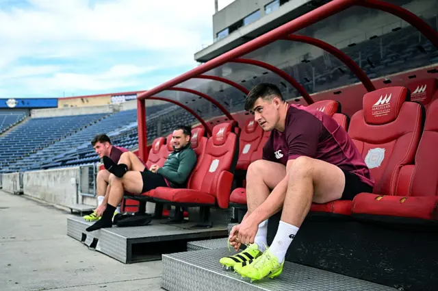 Dan Sheehan ties his laces