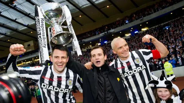 St Mirren manager Danny Lennon (centre) with scorer Steven Thompson (left) and captain Jim Goodwin