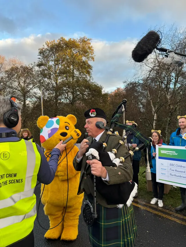 Stuart the piper from Morpeth Pipe Band prepares to play Sara over the starting line