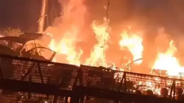 Locul vizitat de mii de turiști s-a transformat într-un infern. Cel puțin 10 oameni au murit după ce o mașină a explodat. 3 Screenshot of video footage which shows a badly damaged car engulfed in flames