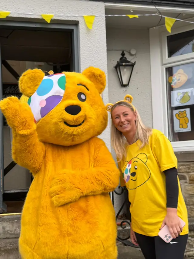 A warm welcome at Pitstop 1 of day 3!