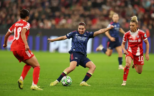 Mariona Caldentey of Arsenal shoots