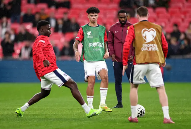 Nico O'Reilly of England and teammates warm up