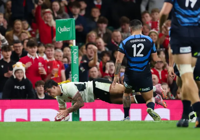 Louis Rees-Zammit dives over to score