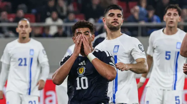Che Adams