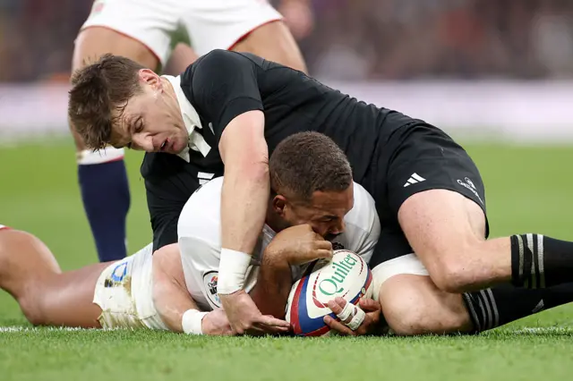 Ollie Lawrence scoring a try
