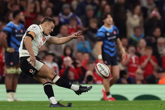 Jarrod Evans kicks a penalty