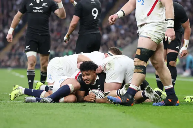 Leicester Fainga'anuku scoring a try