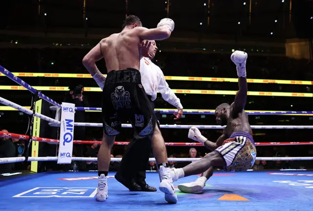 Catterall beats Essuman by stoppage