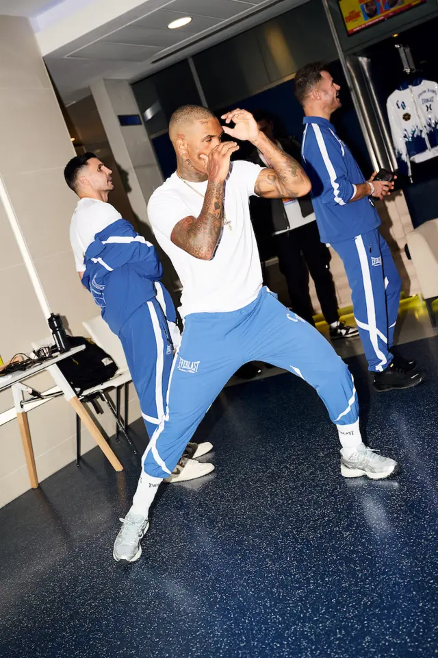 Conor Benn warming up