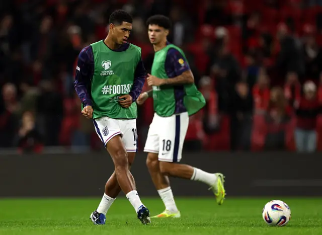 Jude Bellingham of England warms up