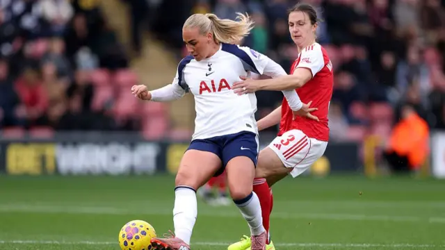 Spurs v Arsenal action
