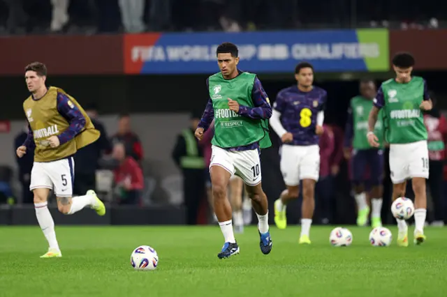 Jude Bellingham of England warms up