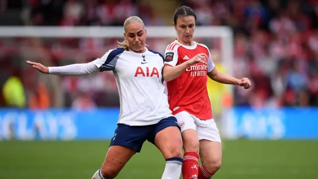 Spurs v Arsenal action