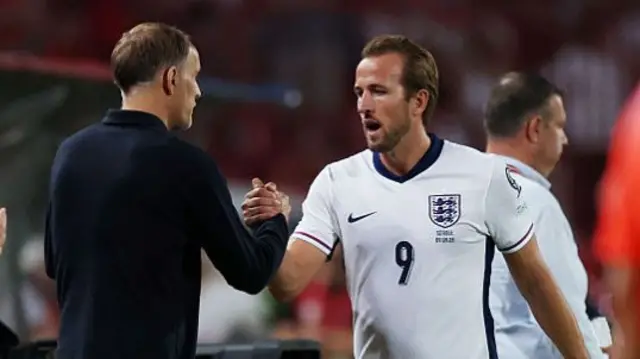 Thomas Tuchel shakes hands with Harry Kane.