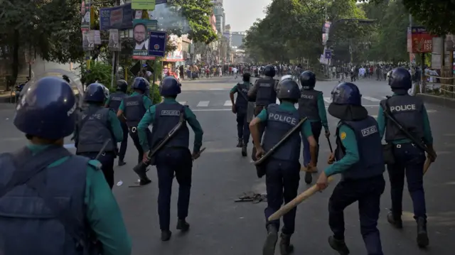 Police officers chase protesters during a protest demanding the demolition of the house of Bangabandhu Sheikh Mujibur Rahman, father of the ousted Prime Minister Sheikh Hasina, after the verdict on cases against Sheikh Hasina, in Dhaka, Bangladesh, November 17, 2025.