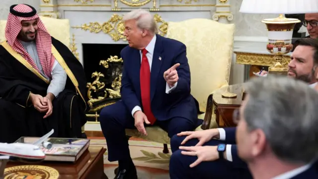 Trump points as he talks to MBS, next to Vice-President JD Vance