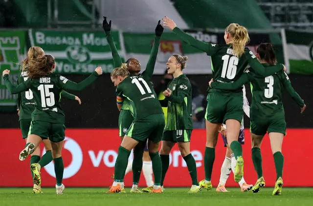 Beerensteyn celebrates her goal with teammates