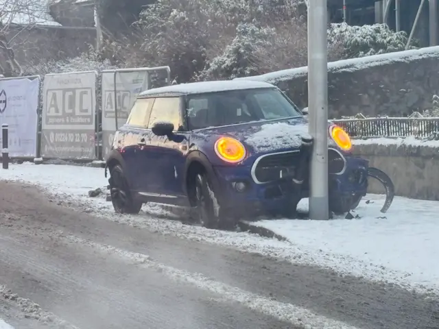 A car crashed into lamp post in Aberdeen