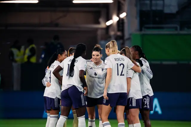 Utd players chat in a huddle