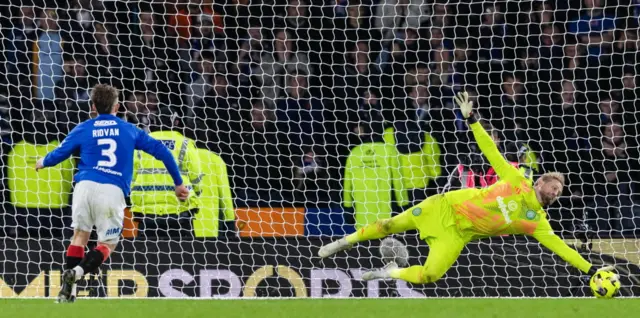 Kasper Schmeichel saves from Ridvan Yilmaz