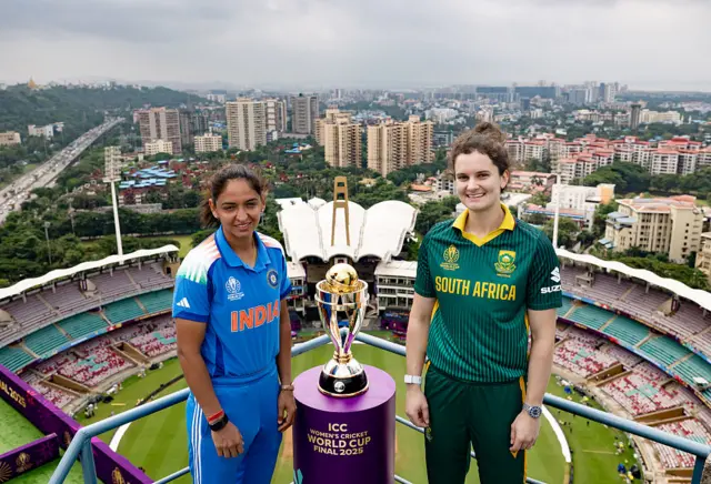 India captain Harmanpreet Kaur and South Africa captain Laura Wolvaardt with the Women's World Cup trophy