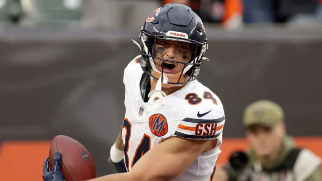 Colston Loveland celebrates scoring a game-winning touchdown for the Chicago Bears against the Cincinnati Bengals