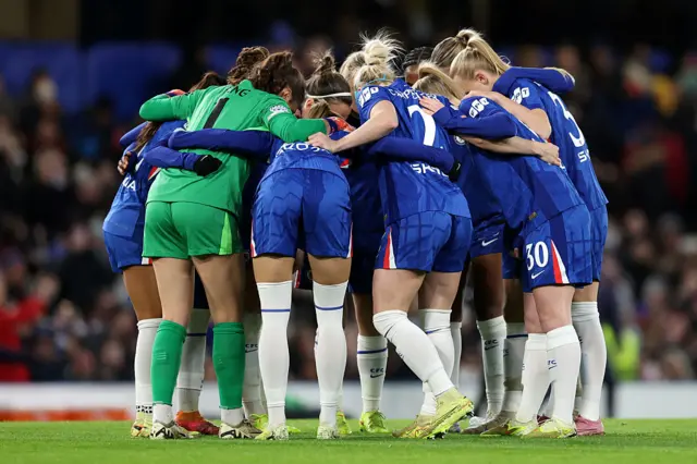 Chelsea playersa huddle