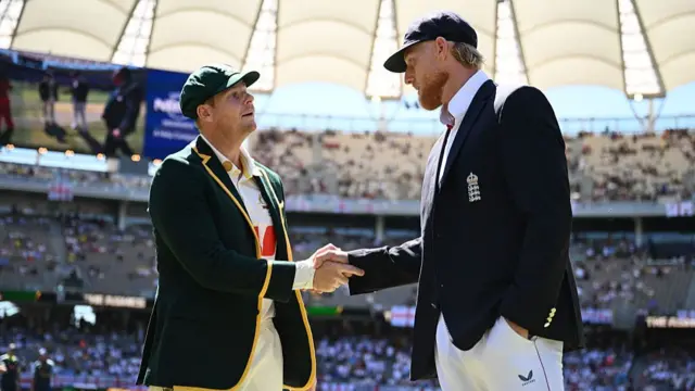 Steve Smith and Ben Stokes shake hands at the toss