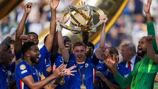 Cole Palmer avec le trophée de la Coupe du Monde des Clubs