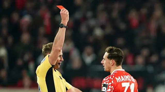 Sascha Stegemann presents Kohr with a red card.