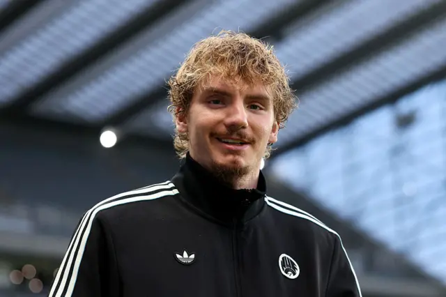 Nick Woltemade arrives at St James PArk before facing Manchester City