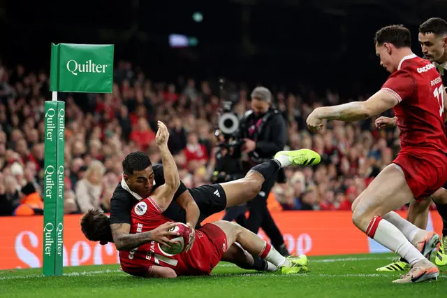 Louis Rees-Zammit scores