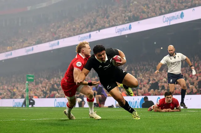 Caleb Clarke scores a try